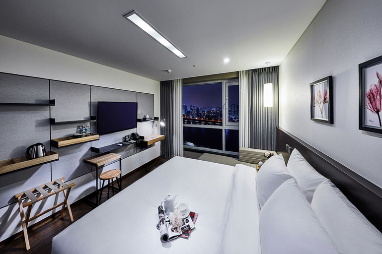 Hotel Riverside, Jung