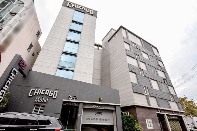 Chicago Motel, Jung