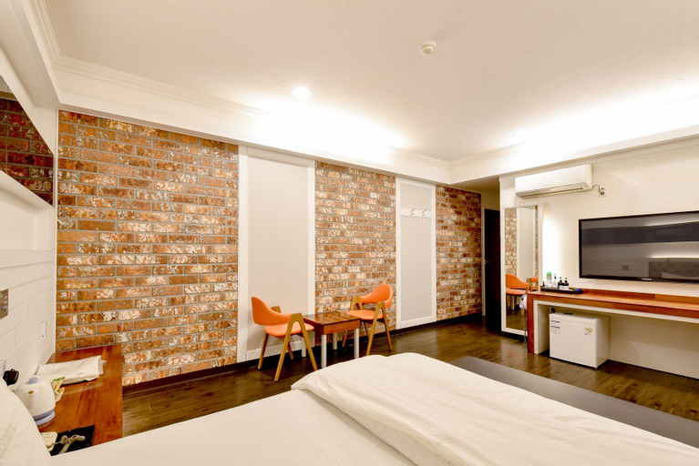 Chicago Motel, Jung
