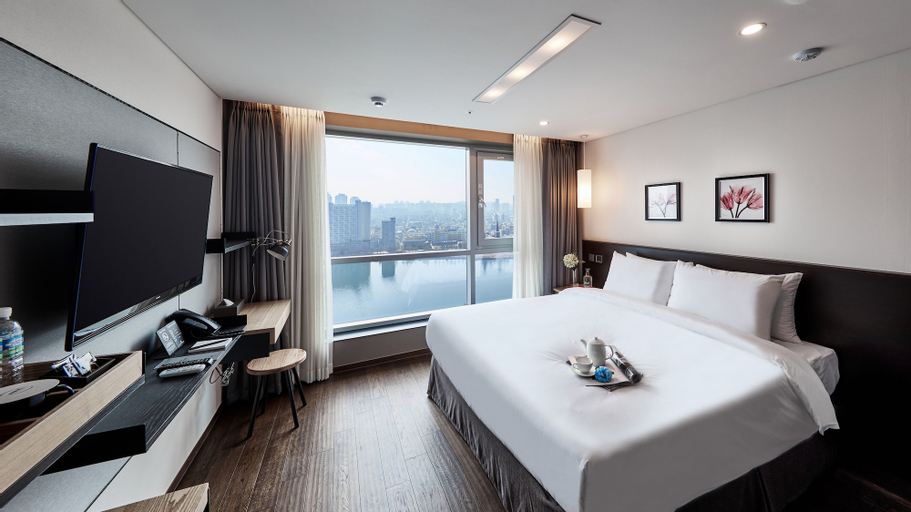 Hotel Riverside, Jung