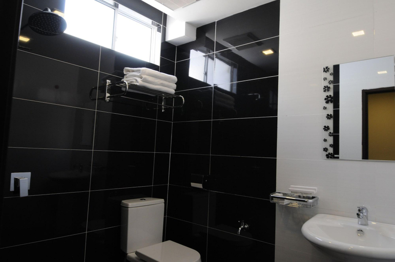 Bathroom 5, Cathay Hotel, Kota Kinabalu