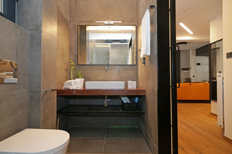 Bathroom 5, Tom's Bachelor Pad, Central Macedonia