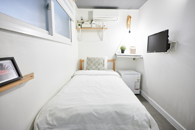 Bedroom 3, Queen House Hongdae, Mapo