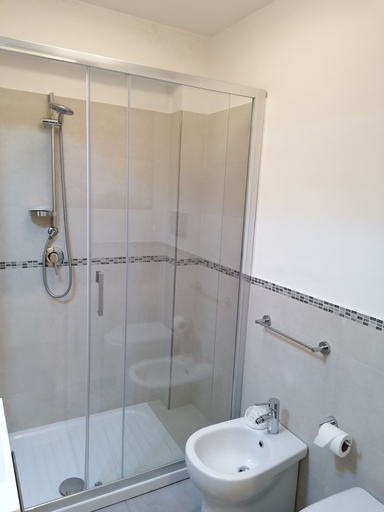 Bathroom 3, Vico Spina 5, Messina