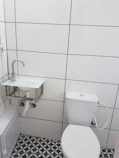 Bathroom 5, AirTLV Hatikva Apartments