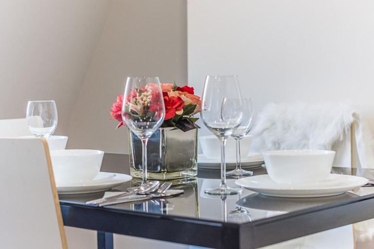 Others 5, Luxurious Modern One Bedroom Apartment, Surrey