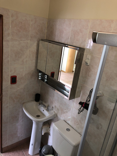 Bathroom 2, A un paso de todo Lo de Richard, Ushuaia