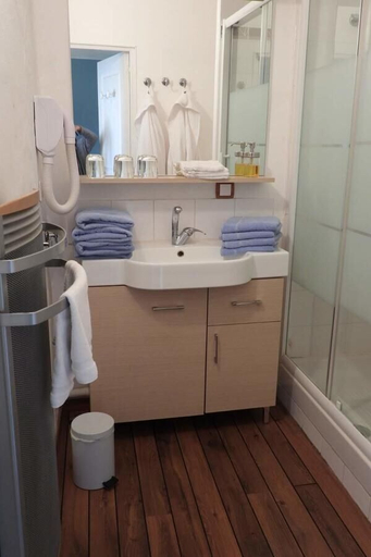 Bathroom 5, La Nesquière, Vaucluse