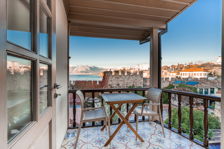 Exterior & Views