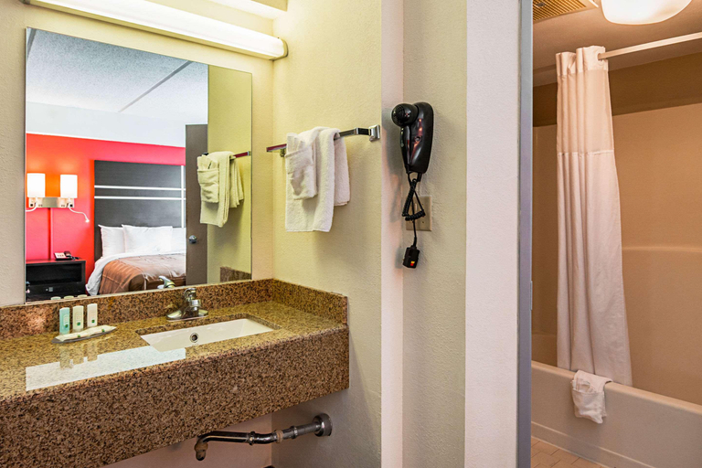 Bathroom 5, Quality Suites Atlanta Airport East, Clayton
