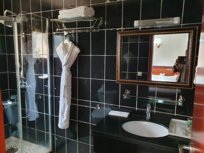 Bathroom, Hotel Imperial, Komo-Mondah