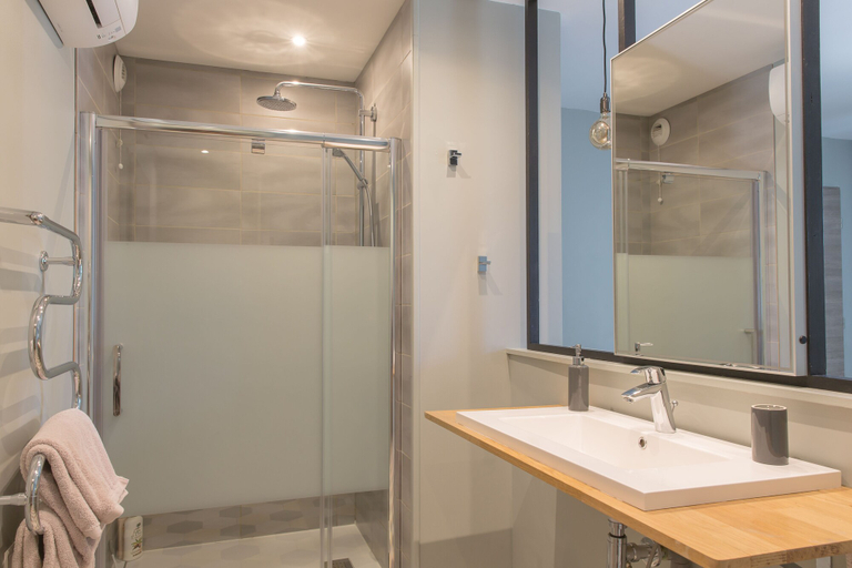Bathroom 5, Le Mas des Alexandrins, Gard
