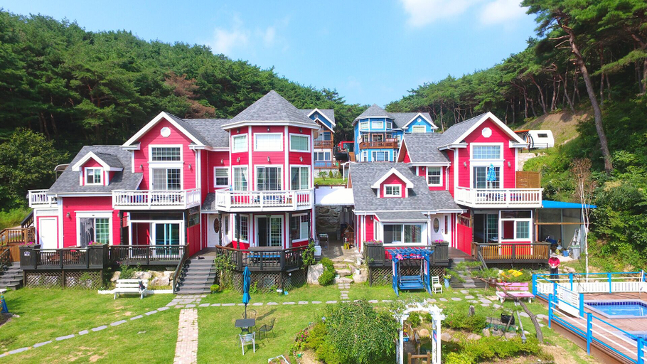 Exterior & Views 1, Magic Castle Pet Pension, Gyeongju