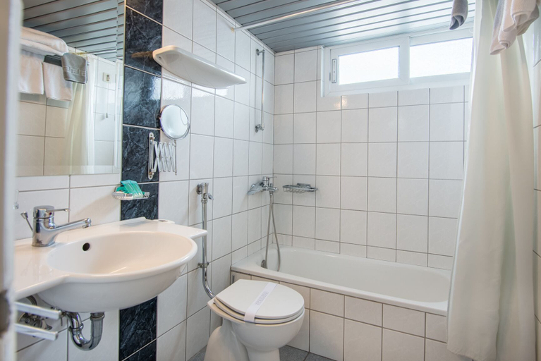Bathroom 5, Metropol, Thessaly