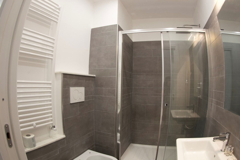 Bathroom 2, I love Roma, Roma