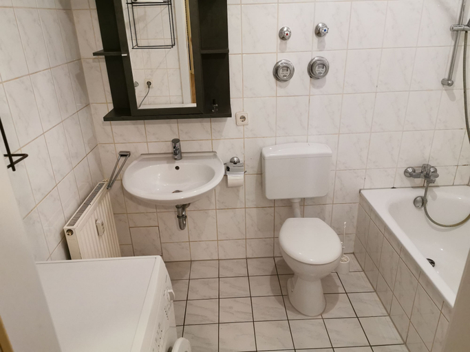 Bathroom 2, Nice Flat near Town Center & Wöhrder See, Nürnberg