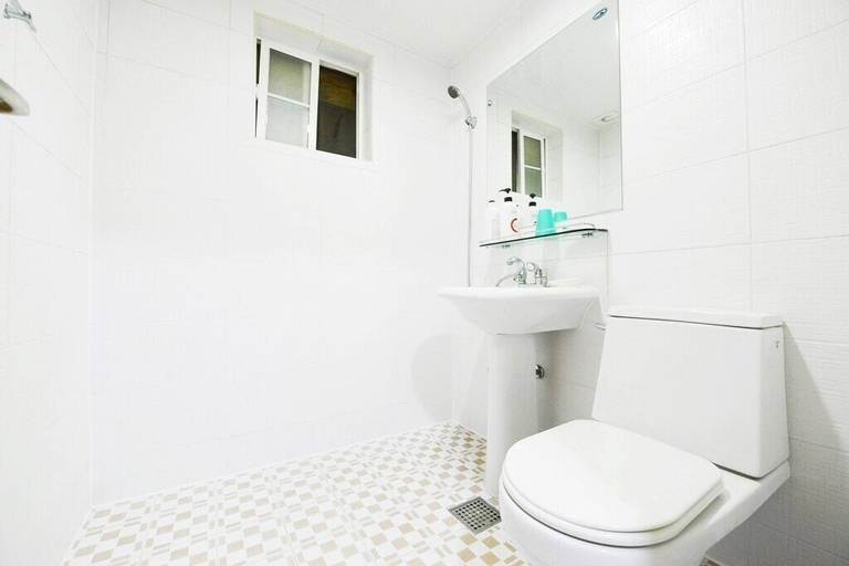 Bathroom 3, Sydney Pension, Taean
