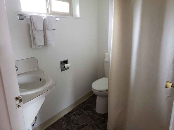 Bathroom 4, Kamiah Inn Motel, Lewis