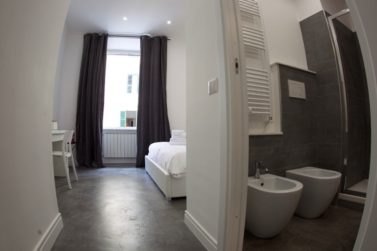 Bathroom 4, I love Roma, Roma