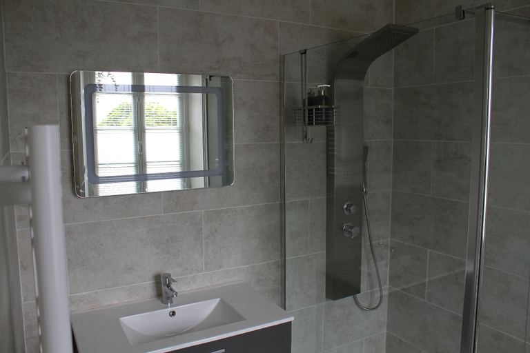 Bathroom 4, Le Potier Jovial, Manche