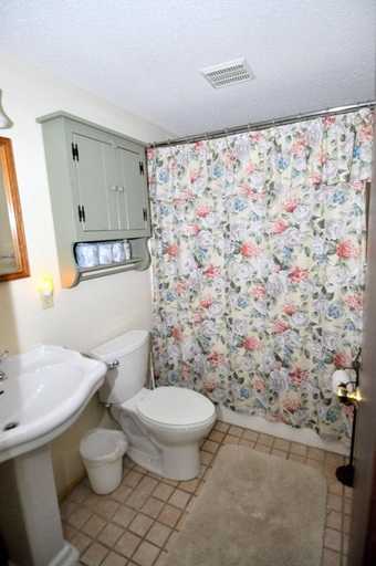 Bathroom 4, Brookwood Chalet, Berkeley