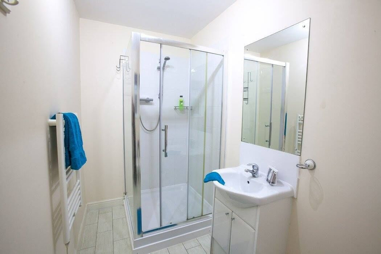 Bathroom 5, West View Lodge, Hampshire