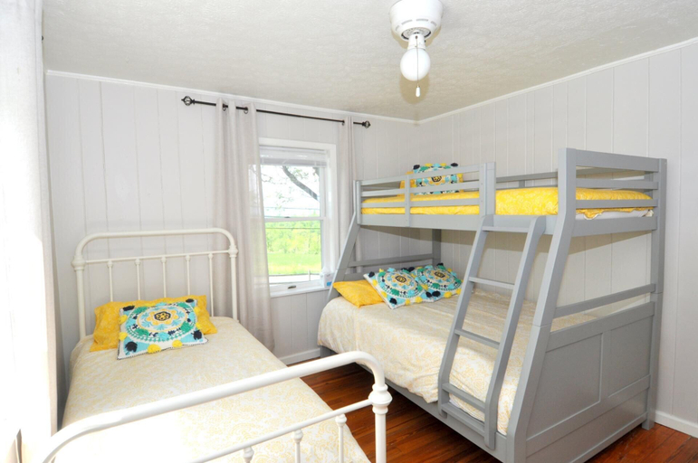 Bedroom 2, Fairview Farm, Morgan
