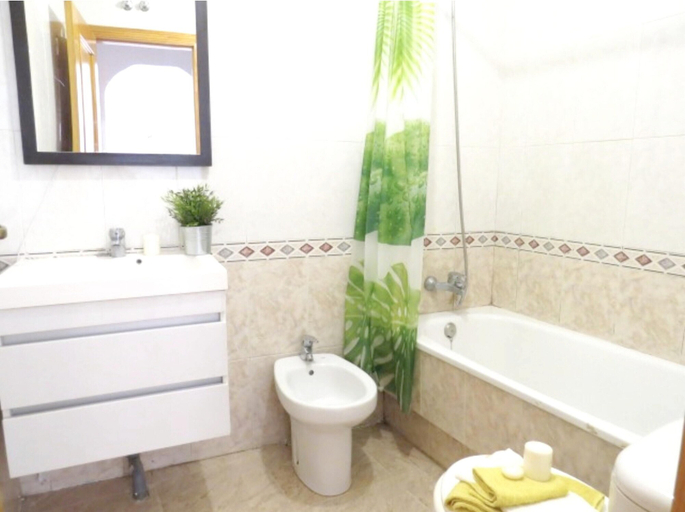 Bathroom 2, Elegant apartment in Torrevieja with shared pool, Alicante
