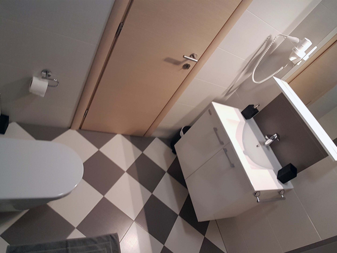 Bathroom 3, Willa Trojka, Novigrad