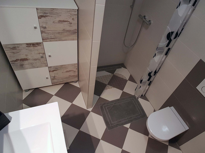 Bathroom 3, Willa Trojka, Novigrad