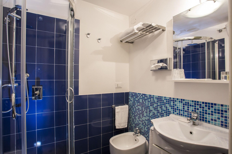Bathroom 4, Napoli Class, Napoli
