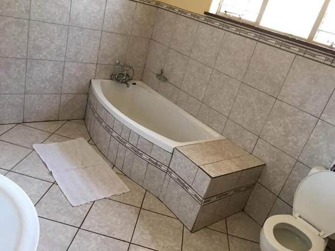 Bathroom 3, Hazelonz Guest House, City of Tshwane