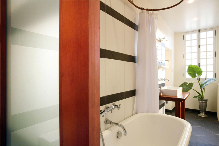 Bathroom 4, La Porte Rouge Chambres d'Hotes, Charente-Maritime