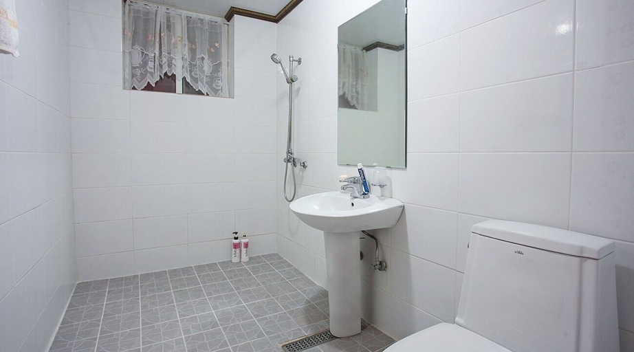 Bathroom 4, Namhae Cham Joeun Pension, Namhae