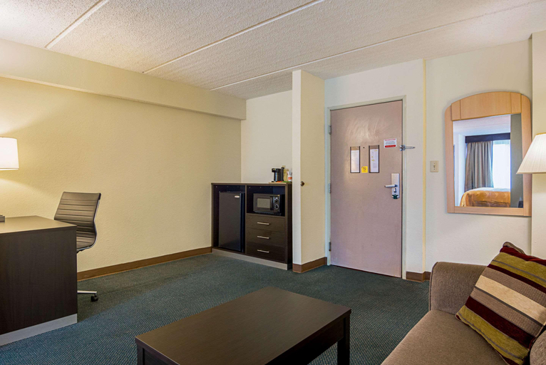 Bedroom 4, Quality Suites Atlanta Airport East, Clayton