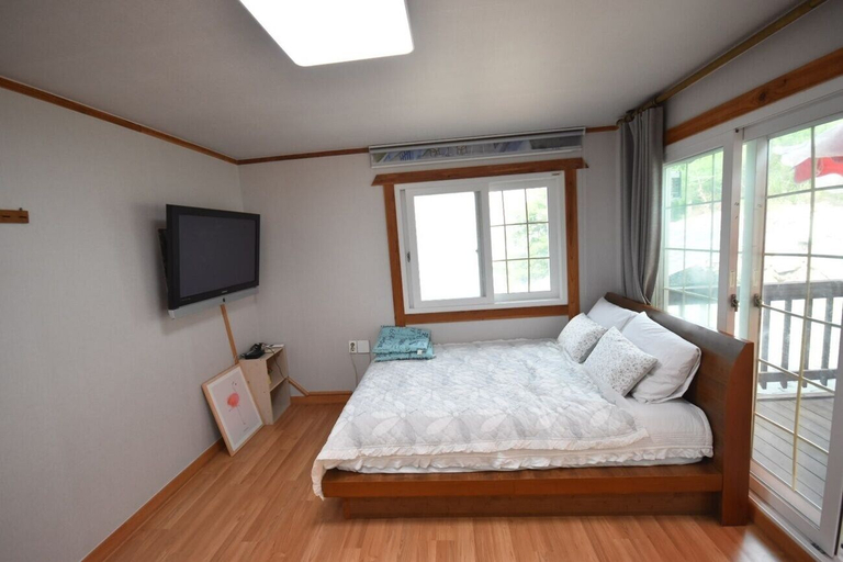 Bedroom 2, Janggu Neomeo Pension, Ganghwa