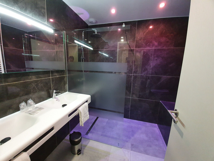 Bathroom 4, Berg'hotel, Nord