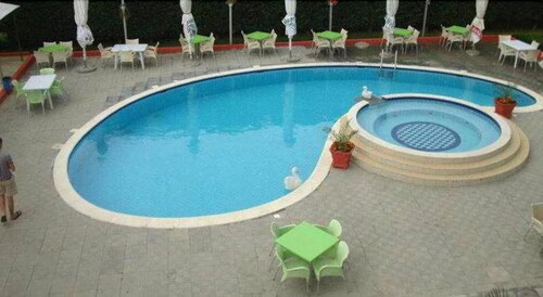 Colombo Hotel, Elbasanit