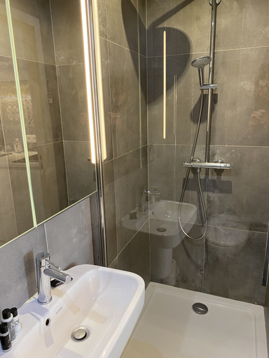 Bathroom 4, Les Toits de Paris, Paris