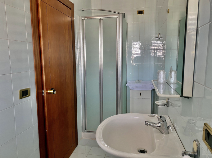 Bathroom 3, Re Di Cuori Hotel, Caserta