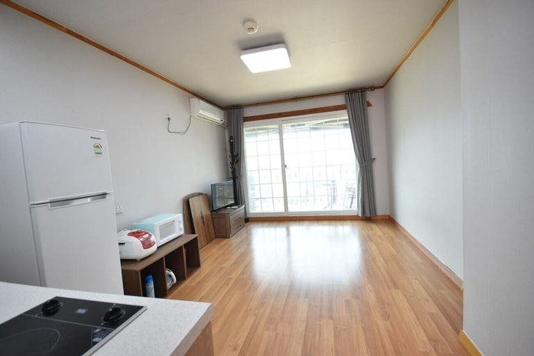Others 5, Janggu Neomeo Pension, Ganghwa