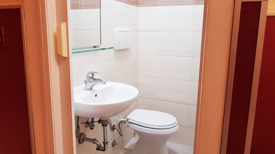 Bathroom 4, Vertex Suite, Rome