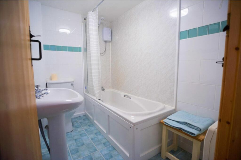Bathroom, Abbey Place Net Loft, Cornwall