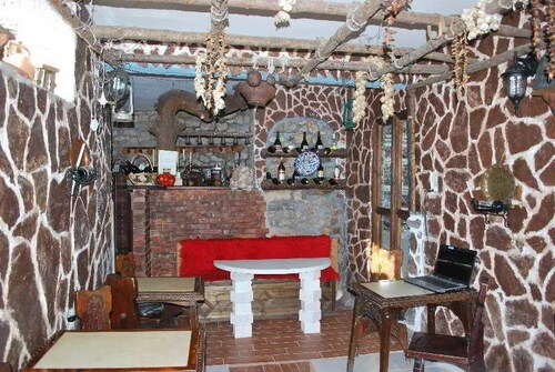 Nasho Vruho Hotel, Beratit
