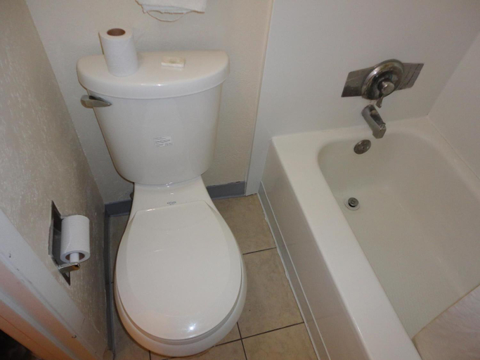 Bathroom, Americas Best Value Inn Battle Creek, Calhoun