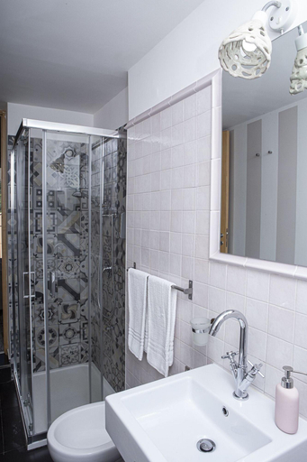 Bathroom 5, Casa Rossa, Palermo