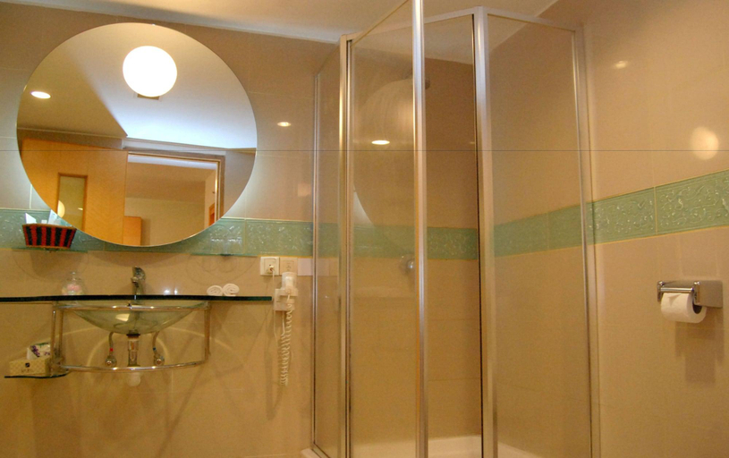 Bathroom 5, Lakeshore Hotel & Apartments, Dhaka