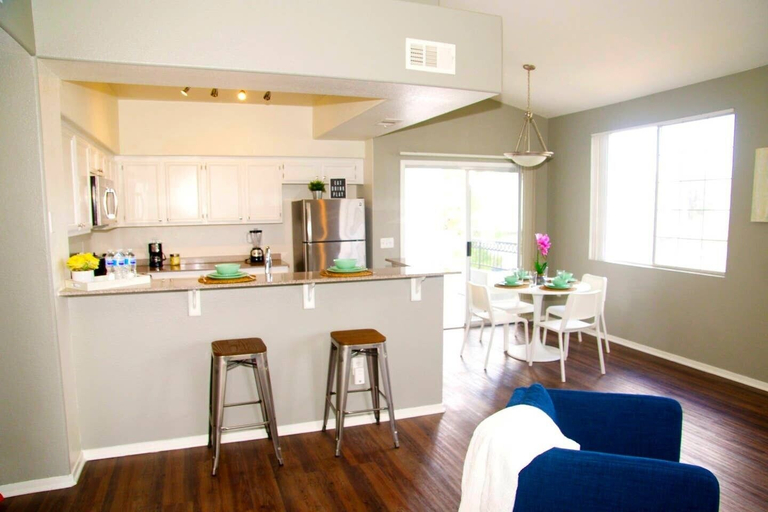Others 5, Modern Home On Top Floor Pool & Private Balcony, Clark
