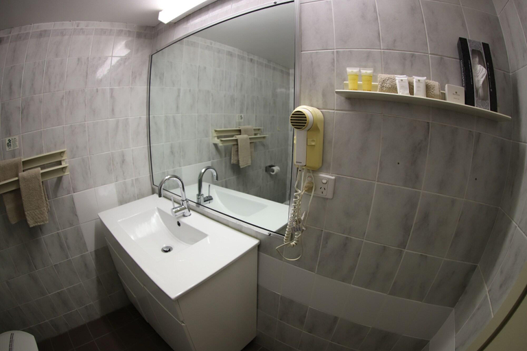 Bathroom 5, Citigate Motel, Newcastle - Inner City
