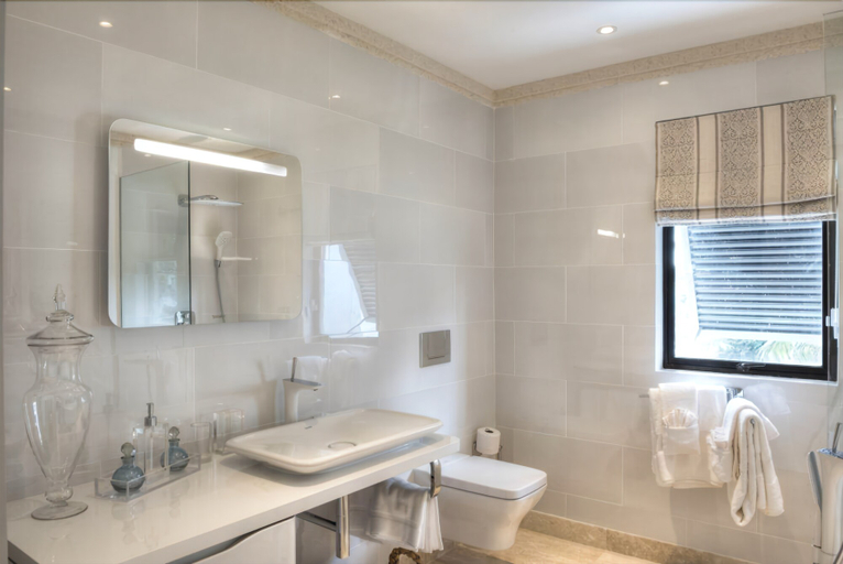 Bathroom 5, Mirador